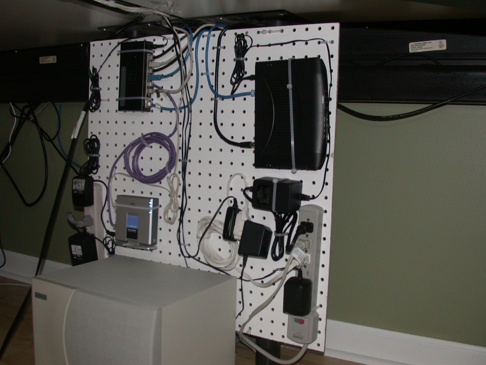 Illustration für den Artikel Under-Desk Pegboard Gadget Mount Redux